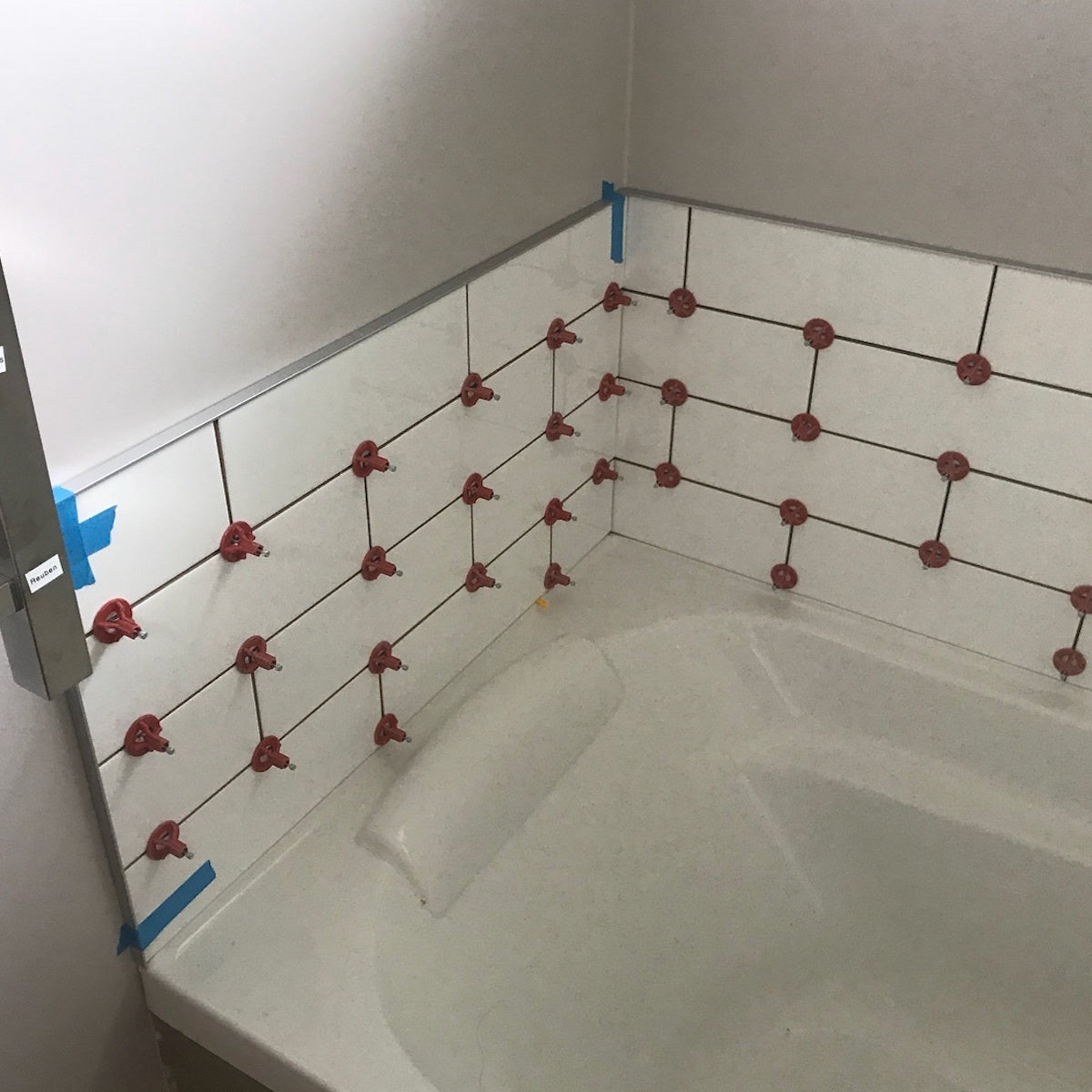 Tile Leveling System 400-Piece Offset Brick Pattern Kit, Covers 380 Sq. Ft. for Shower Tile